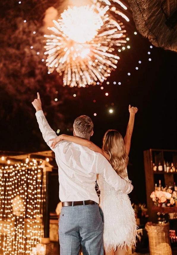 Novios viendo fuegos artificiales